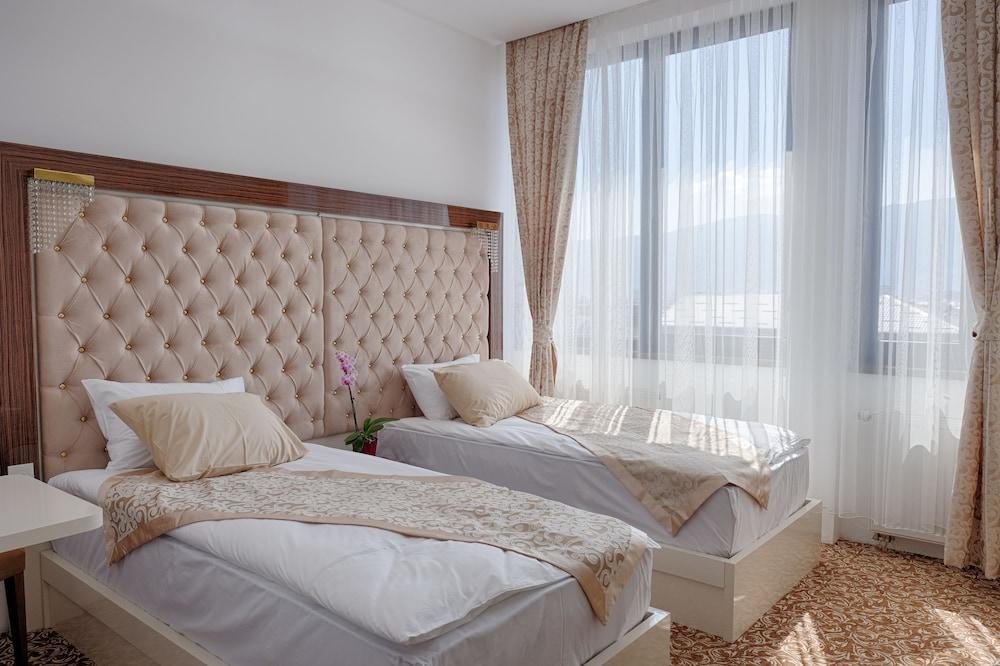 New Hotel Іліджа Екстер'єр фото